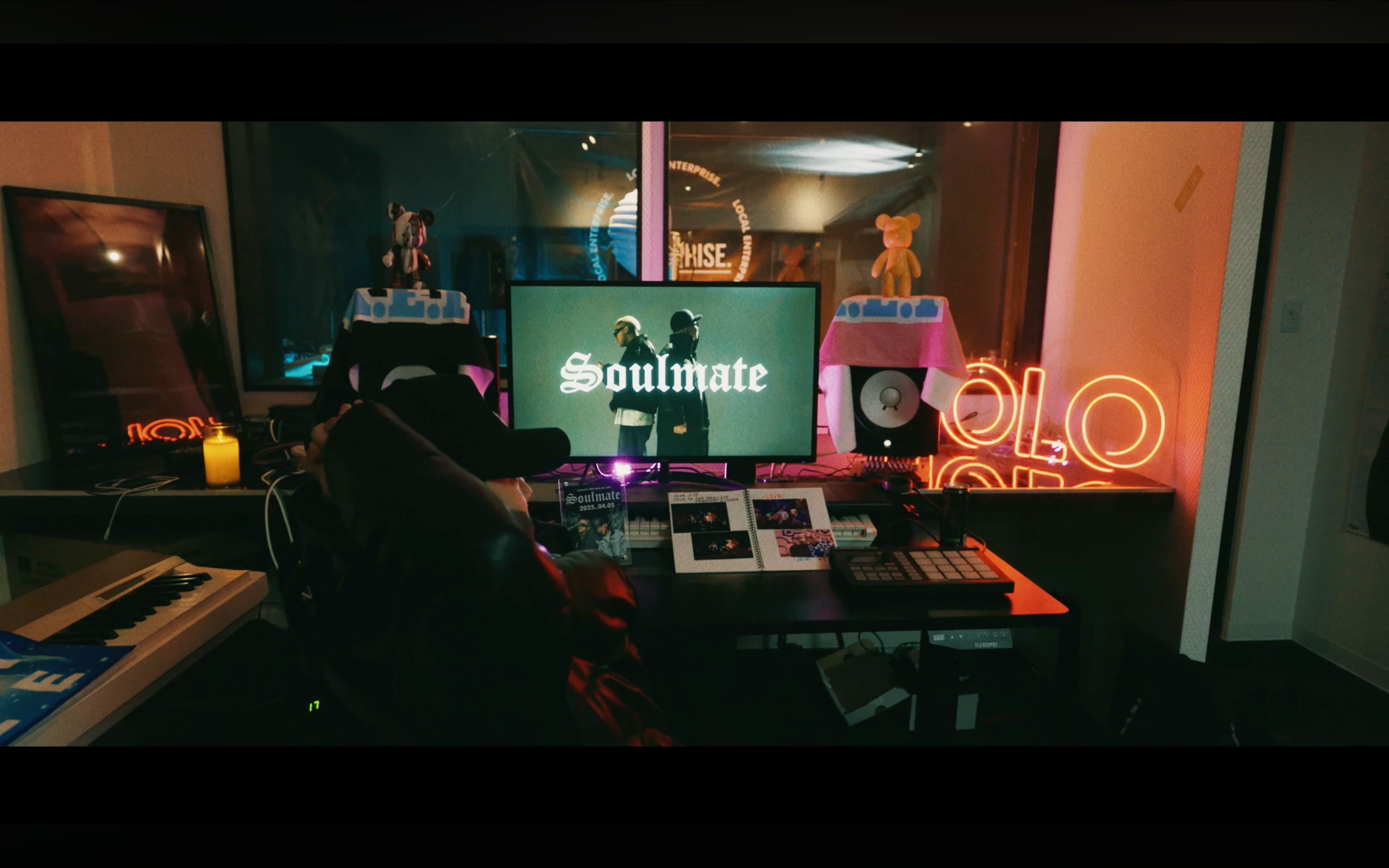 上下に黒帯が入っている映像