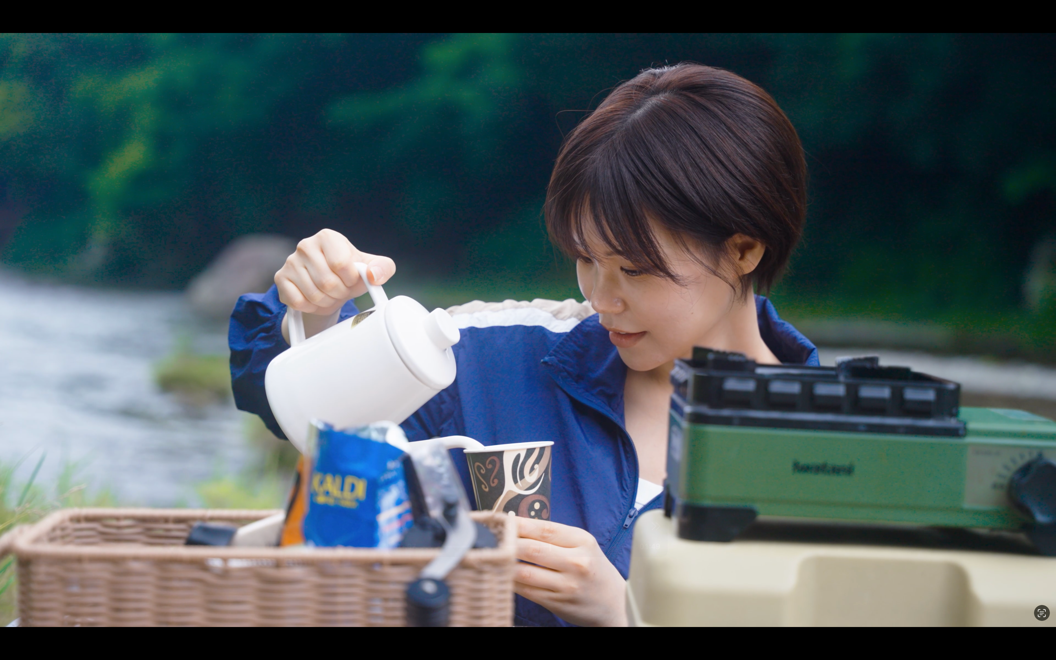 河原でコーヒーを淹れる様子
