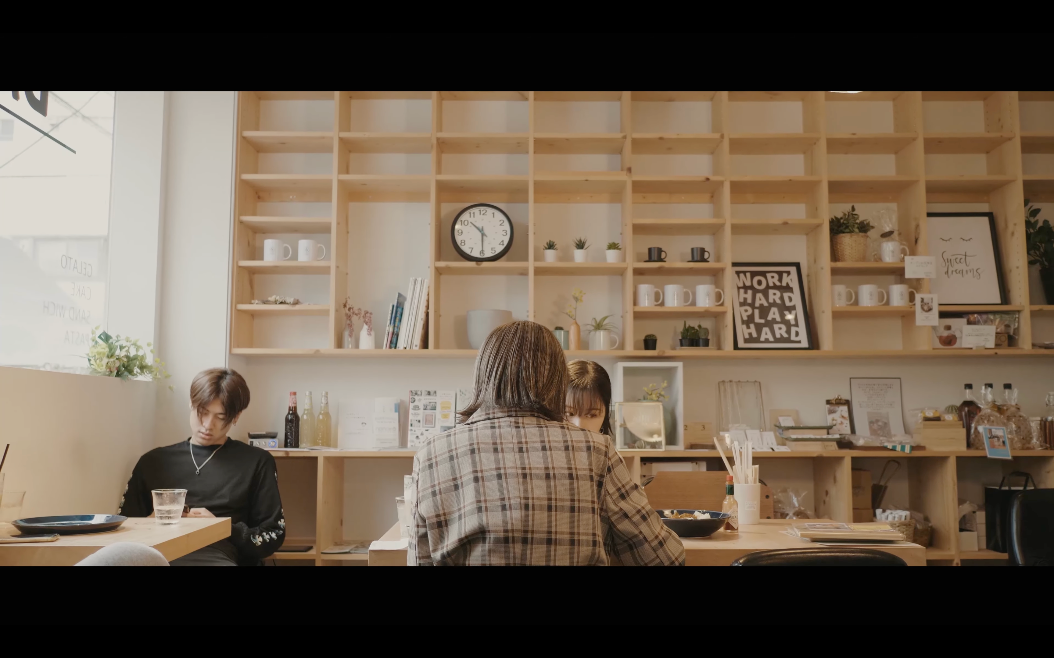 おしゃれな内装のカフェ