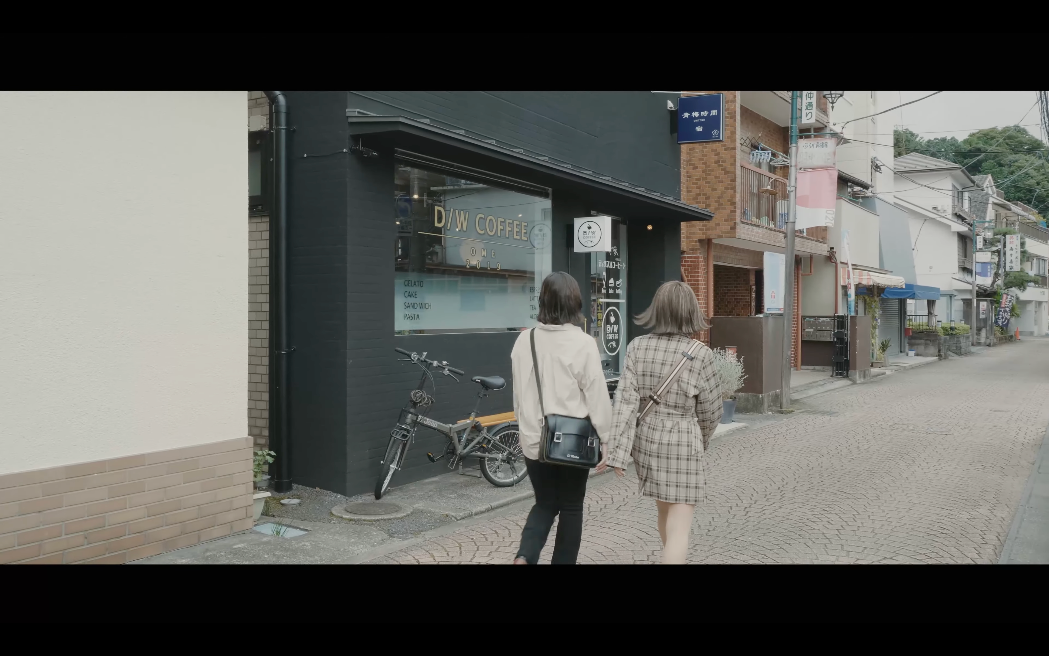 D/W COFFEEに向かう女性
