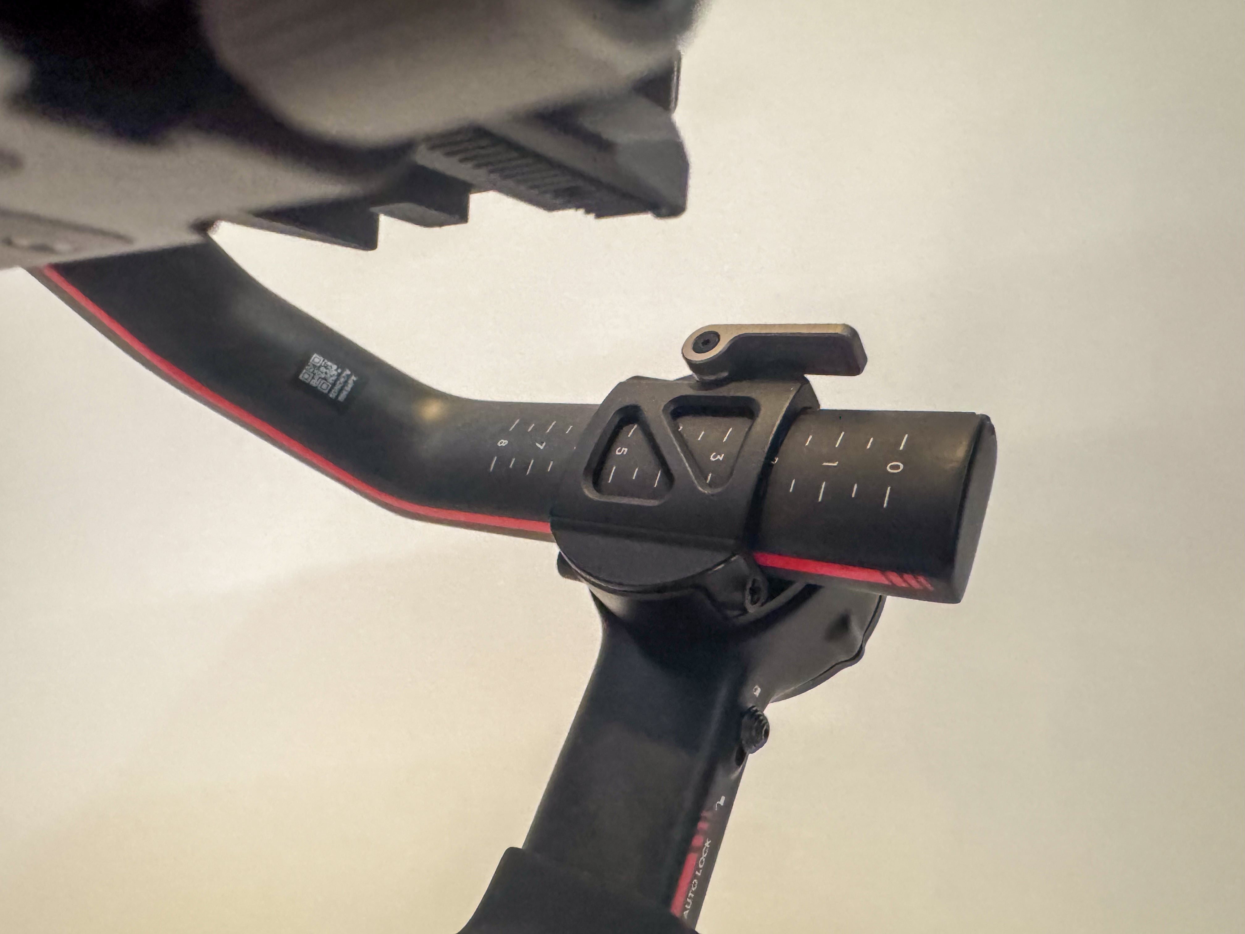 ロール軸を調整するアーム