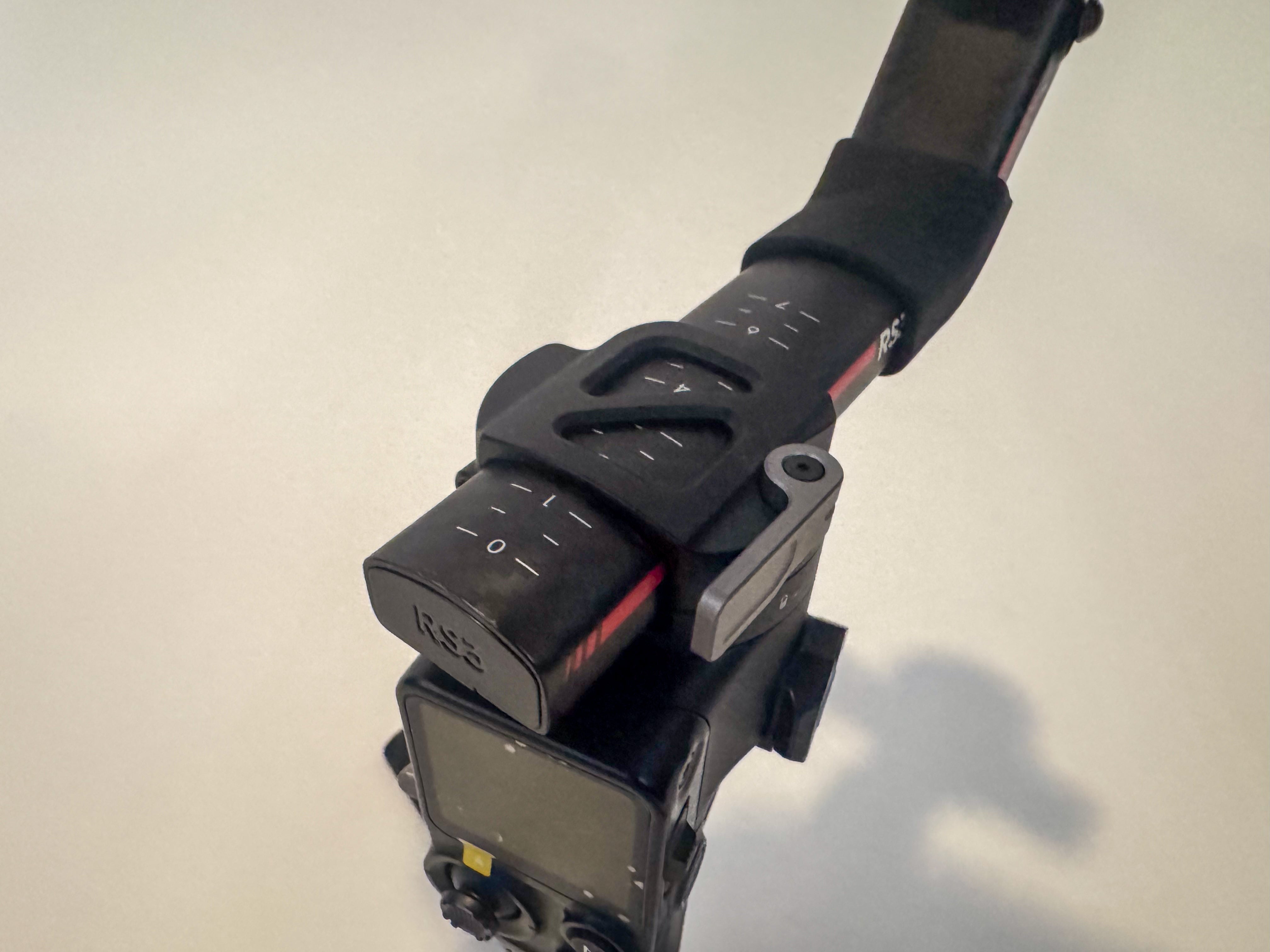 パン軸の調整をするアーム