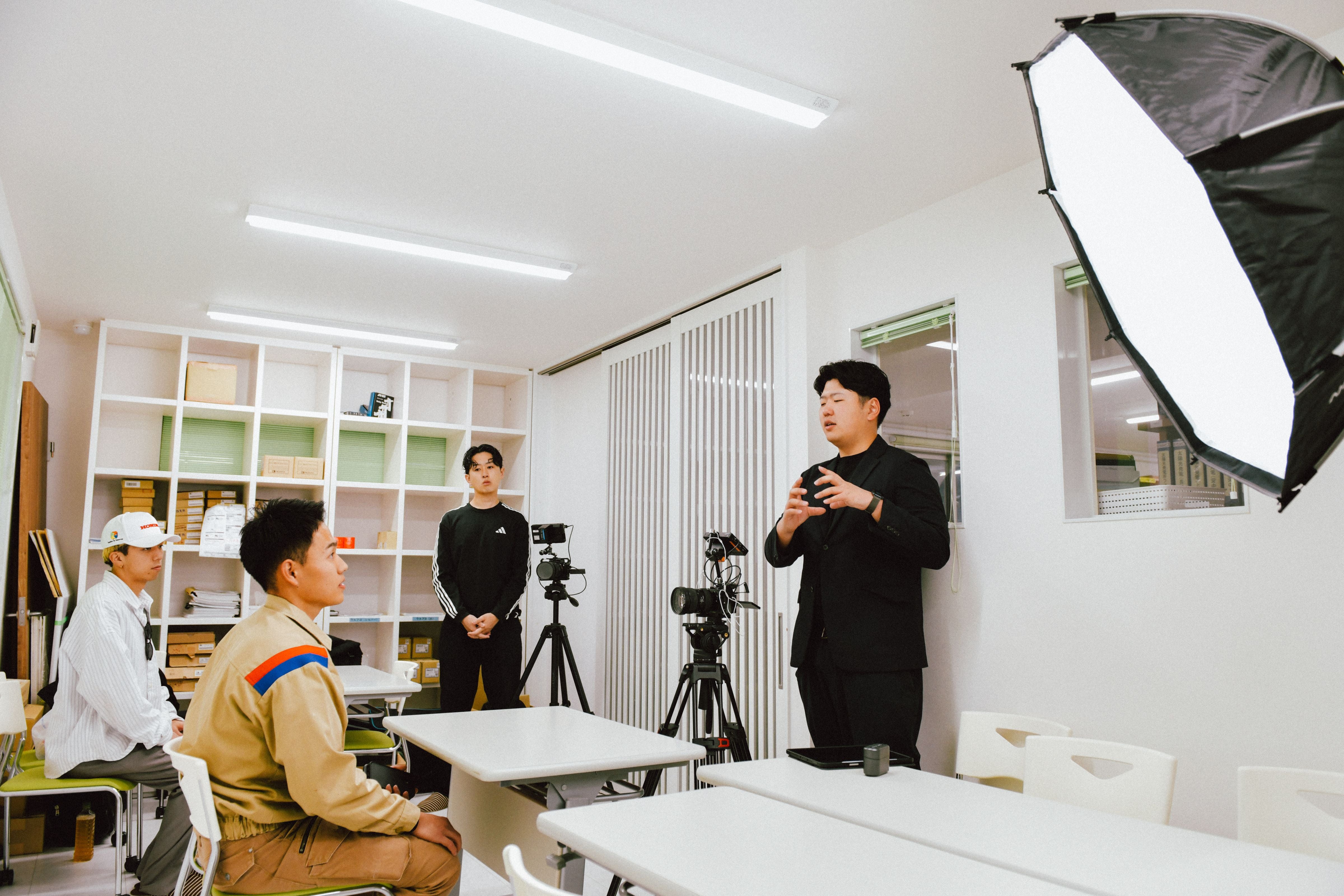 採用動画ご出演者様と打合せ風景